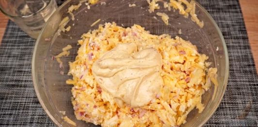 Фото приготовления рецепта: Намазка с сыром, брынзой и яблоками - шаг №11