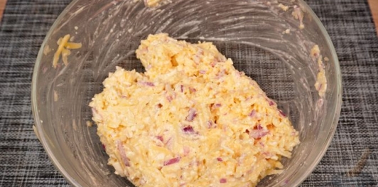 Фото приготовления рецепта: Намазка с сыром, брынзой и яблоками - шаг №12