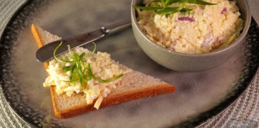 Фото приготовления рецепта: Намазка с сыром, брынзой и яблоками - шаг №14