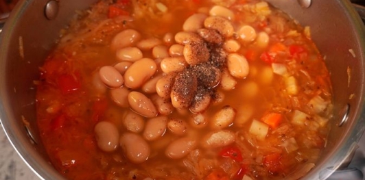 Фото приготовления рецепта: Овощной суп с квашеной капустой и фасолью - шаг №17