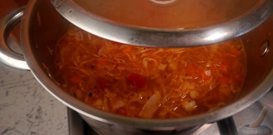 Фото приготовления рецепта: Овощной суп с квашеной капустой и фасолью - шаг №15