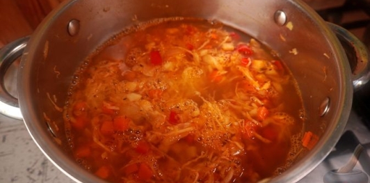 Фото приготовления рецепта: Овощной суп с квашеной капустой и фасолью - шаг №14