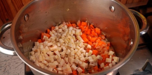 Фото приготовления рецепта: Овощной суп с квашеной капустой и фасолью - шаг №6