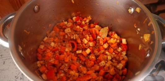 Фото приготовления рецепта: Овощной суп с квашеной капустой и фасолью - шаг №11