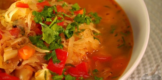 Фото приготовления рецепта: Овощной суп с квашеной капустой и фасолью - шаг №20