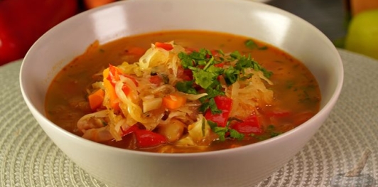 Фото приготовления рецепта: Овощной суп с квашеной капустой и фасолью - шаг №19