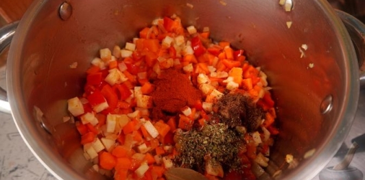 Фото приготовления рецепта: Овощной суп с квашеной капустой и фасолью - шаг №10