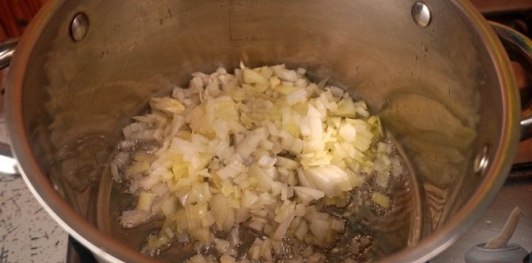 Фото приготовления рецепта: Овощной суп с квашеной капустой и фасолью - шаг №3