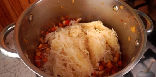 Фото приготовления рецепта: Овощной суп с квашеной капустой и фасолью - шаг №12