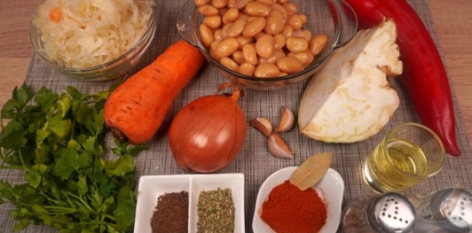 Фото приготовления рецепта: Овощной суп с квашеной капустой и фасолью - шаг №1