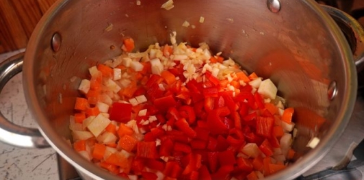 Фото приготовления рецепта: Овощной суп с квашеной капустой и фасолью - шаг №9