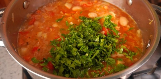 Фото приготовления рецепта: Овощной суп с квашеной капустой и фасолью - шаг №18