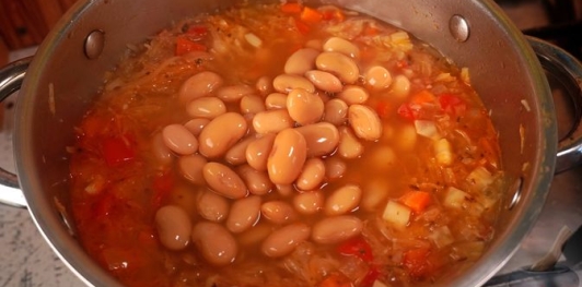 Фото приготовления рецепта: Овощной суп с квашеной капустой и фасолью - шаг №16