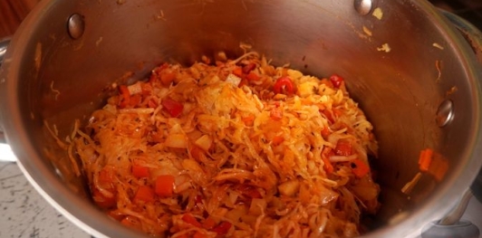 Фото приготовления рецепта: Овощной суп с квашеной капустой и фасолью - шаг №13