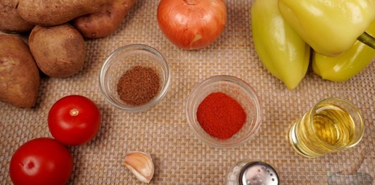 Фото приготовления рецепта: Паприкаш из картофеля - шаг №1