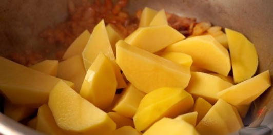 Фото приготовления рецепта: Паприкаш из картофеля - шаг №7