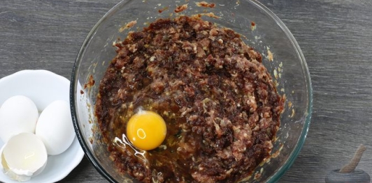 Фото приготовления рецепта: Печеночно-мясной торт - шаг №8