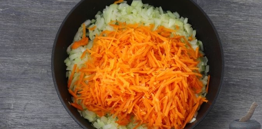 Фото приготовления рецепта: Печеночно-мясной торт - шаг №21