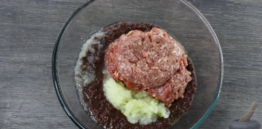 Фото приготовления рецепта: Печеночно-мясной торт - шаг №6