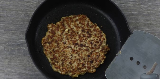 Фото приготовления рецепта: Печеночно-мясной торт - шаг №17