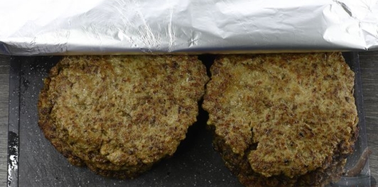 Фото приготовления рецепта: Печеночно-мясной торт - шаг №18