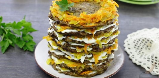 Фото приготовления рецепта: Печеночно-мясной торт - шаг №30