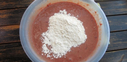 Фото приготовления рецепта: Печёночный торт с обжаренными овощами - шаг №9