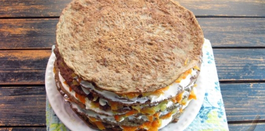 Фото приготовления рецепта: Печёночный торт с обжаренными овощами - шаг №18