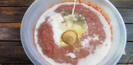 Фото приготовления рецепта: Печёночный торт с обжаренными овощами - шаг №7