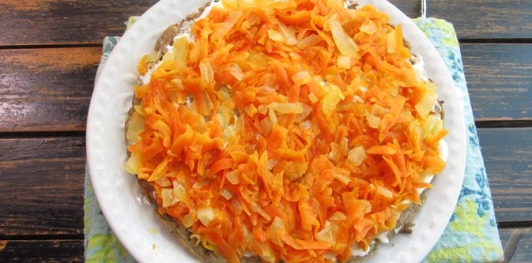 Фото приготовления рецепта: Печёночный торт с обжаренными овощами - шаг №16