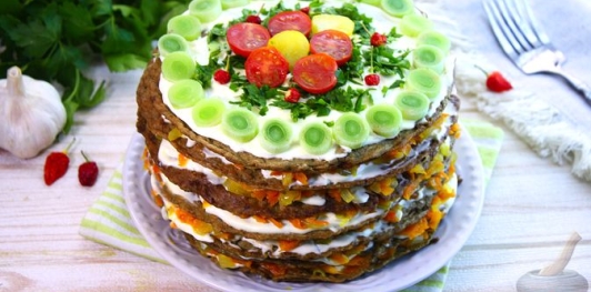 Фото приготовления рецепта: Печёночный торт с обжаренными овощами - шаг №19