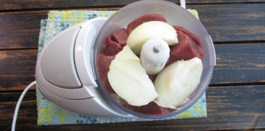 Фото приготовления рецепта: Печёночный торт с обжаренными овощами - шаг №3