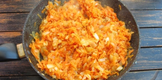 Фото приготовления рецепта: Печёночный торт с обжаренными овощами - шаг №14