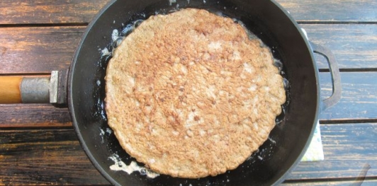 Фото приготовления рецепта: Печёночный торт с обжаренными овощами - шаг №12