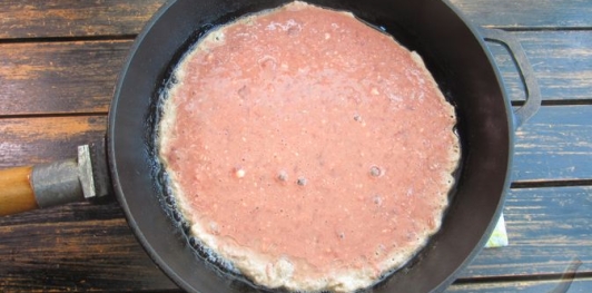 Фото приготовления рецепта: Печёночный торт с обжаренными овощами - шаг №11