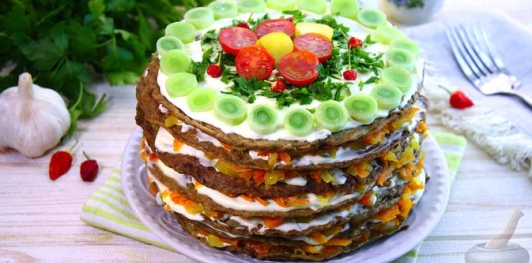 Фото приготовления рецепта: Печёночный торт с обжаренными овощами - шаг №20