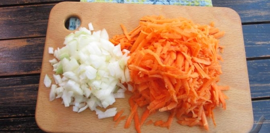 Фото приготовления рецепта: Печёночный торт с обжаренными овощами - шаг №13