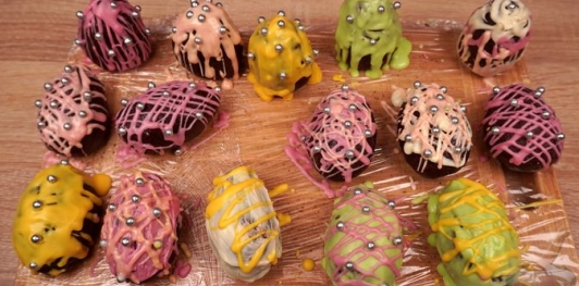 Фото приготовления рецепта: Пирожные «Пасхальные яйца» из печенья - шаг №16