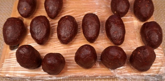 Фото приготовления рецепта: Пирожные «Пасхальные яйца» из печенья - шаг №13