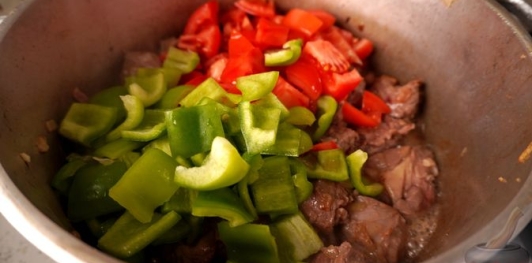 Фото приготовления рецепта: Пёркёльт из баранины - шаг №12