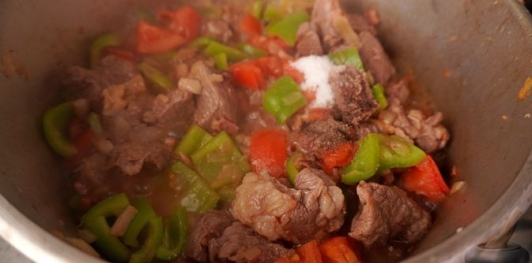 Фото приготовления рецепта: Пёркёльт из баранины - шаг №13