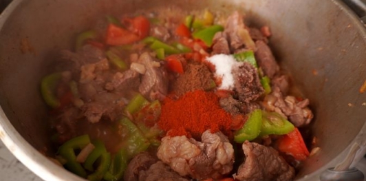 Фото приготовления рецепта: Пёркёльт из баранины - шаг №14