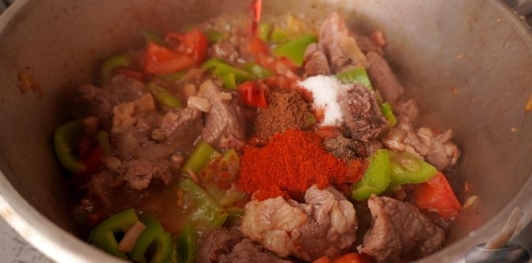 Фото приготовления рецепта: Пёркёльт из баранины - шаг №15