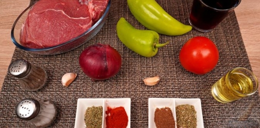 Фото приготовления рецепта: Пёркёльт из говядины, со сладким перцем, помидорами и луком - шаг №1