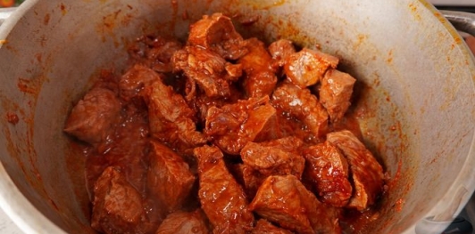 Фото приготовления рецепта: Пёркёльт из говядины, со сладким перцем, помидорами и луком - шаг №9