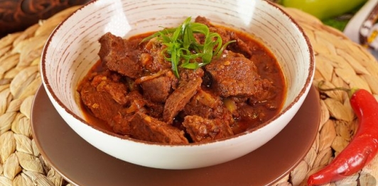 Фото приготовления рецепта: Пёркёльт из говядины, со сладким перцем, помидорами и луком - шаг №20