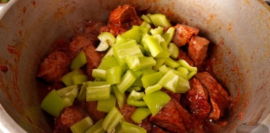 Фото приготовления рецепта: Пёркёльт из говядины, со сладким перцем, помидорами и луком - шаг №10