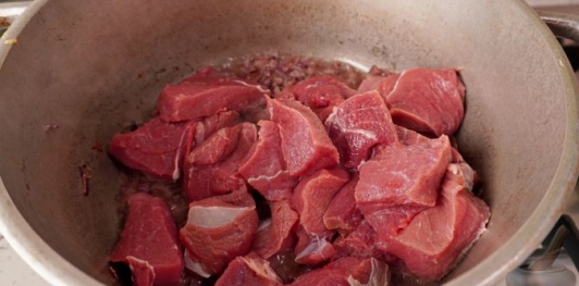 Фото приготовления рецепта: Пёркёльт из говядины, со сладким перцем, помидорами и луком - шаг №7