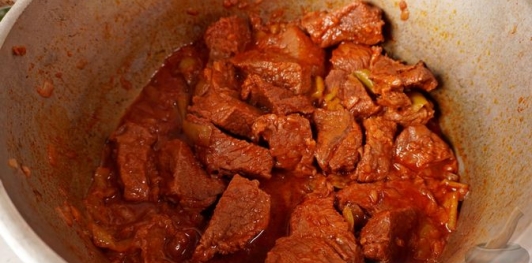 Фото приготовления рецепта: Пёркёльт из говядины, со сладким перцем, помидорами и луком - шаг №13