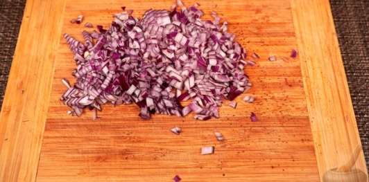 Фото приготовления рецепта: Пёркёльт из говядины, со сладким перцем, помидорами и луком - шаг №2